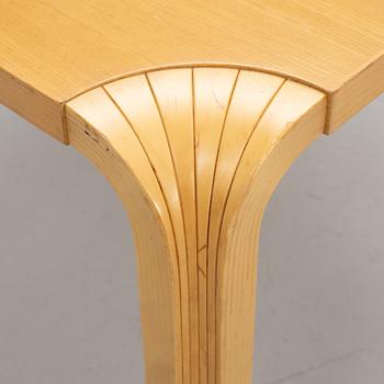 Alvar Aalto, soffbord, modell "X800A", Artek, Finland, sent 1900-tal.