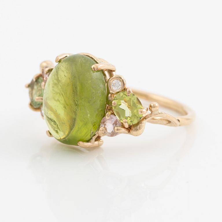 Ring, Mandelstam, 18K gold with cabochon-cut peridot, tourmalines, and brilliant-cut diamonds.