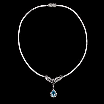 COLLIER, 9k vitguld med droppformad topas och 28 briljantslipade diamanter, tot ca 1 ct. Vikt ca 19,5 gram.