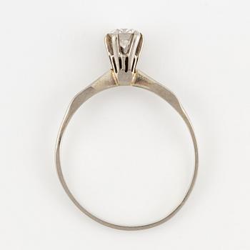 Ring 18K vitguld med briljantslipad diamant.