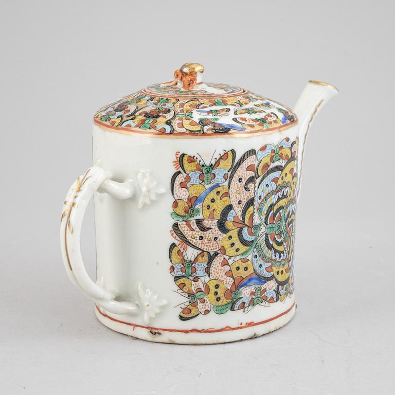 A Chinese porcelain butterfly tea pot, Canton, Qing dynasty, late 19th century.