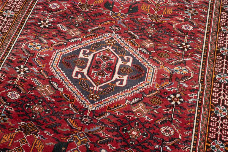 A Kashgai carpet, approx. 250 x 160 cm.