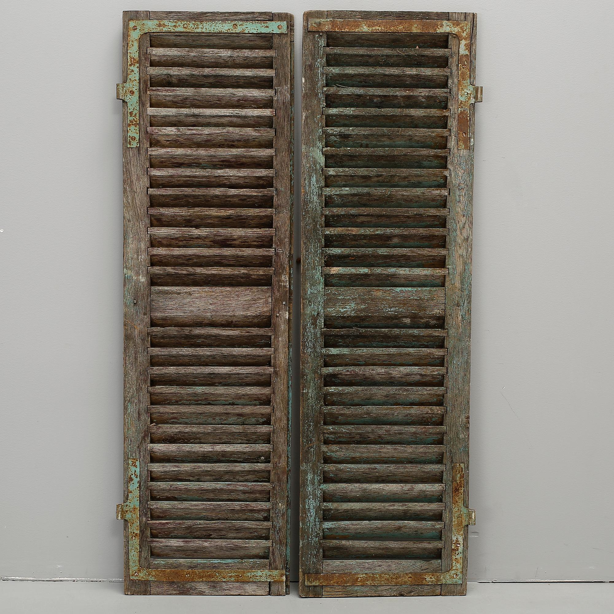 FÖNSTERLUCKOR, ett par, 1900-talets första hälft.