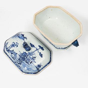A blue and white export porcelain tureen with cover, and an oval serving dish, China, Qianlong and Jiaqing.