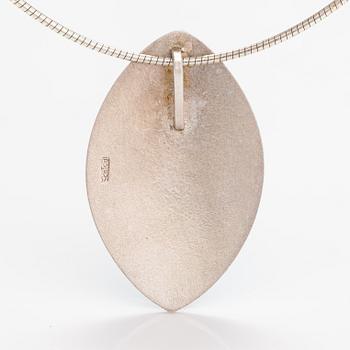 Pekka Piekäinen, Kaulakoru "Marquise", sterlinghopeaa, emalia. Platinoro, Turku.
