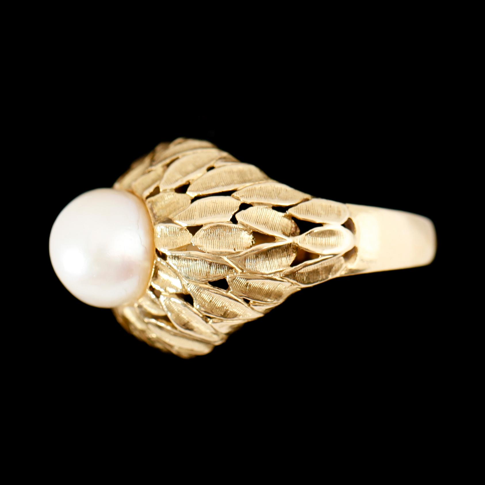 RING, 18 k, guld, med odlad pärla. Total vikt ca 5 g.
