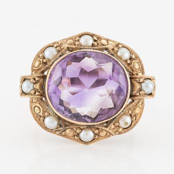 Ring, 14K gold with amethyst and pearls.
