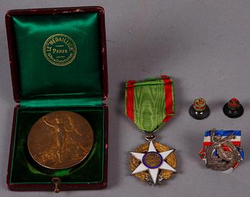 MEDALJ SAMT RIDDARTECKEN, "Syndicat des Restaurateurs Limonadiers Paris" resp "Orden av Merite Agricole". 1920-30-tal.