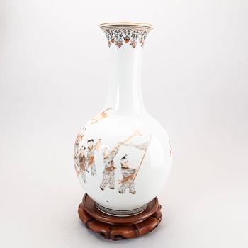 A finely painted Chinese vase, 20th Century. Seal mark to base.