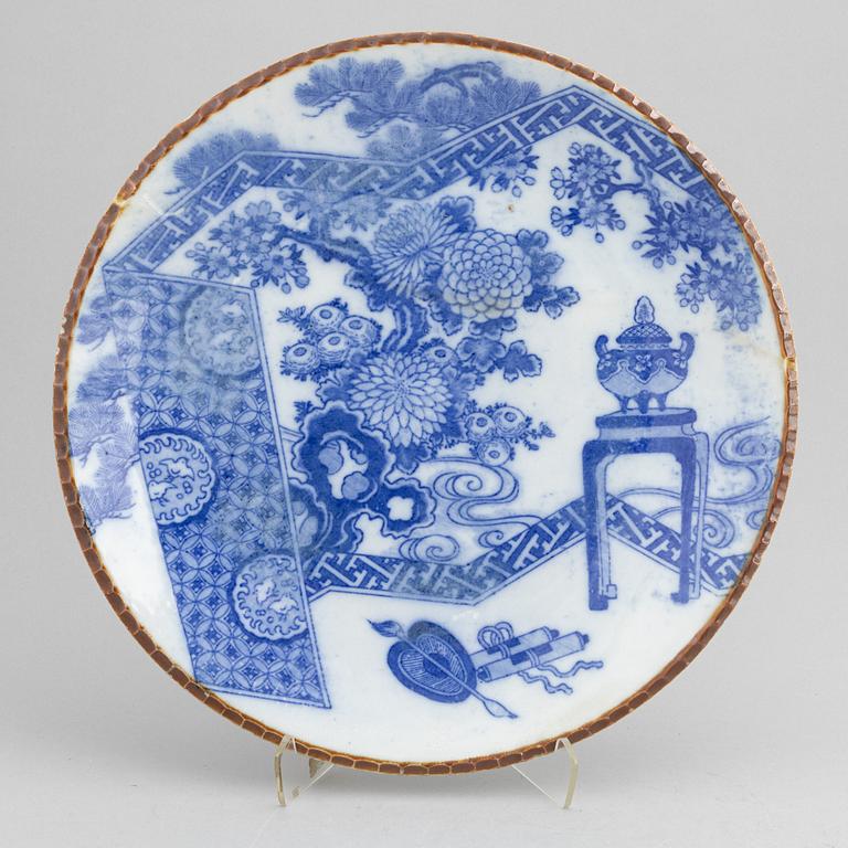 A pair of Japanes blue and white porcelain dishes, 20th century.