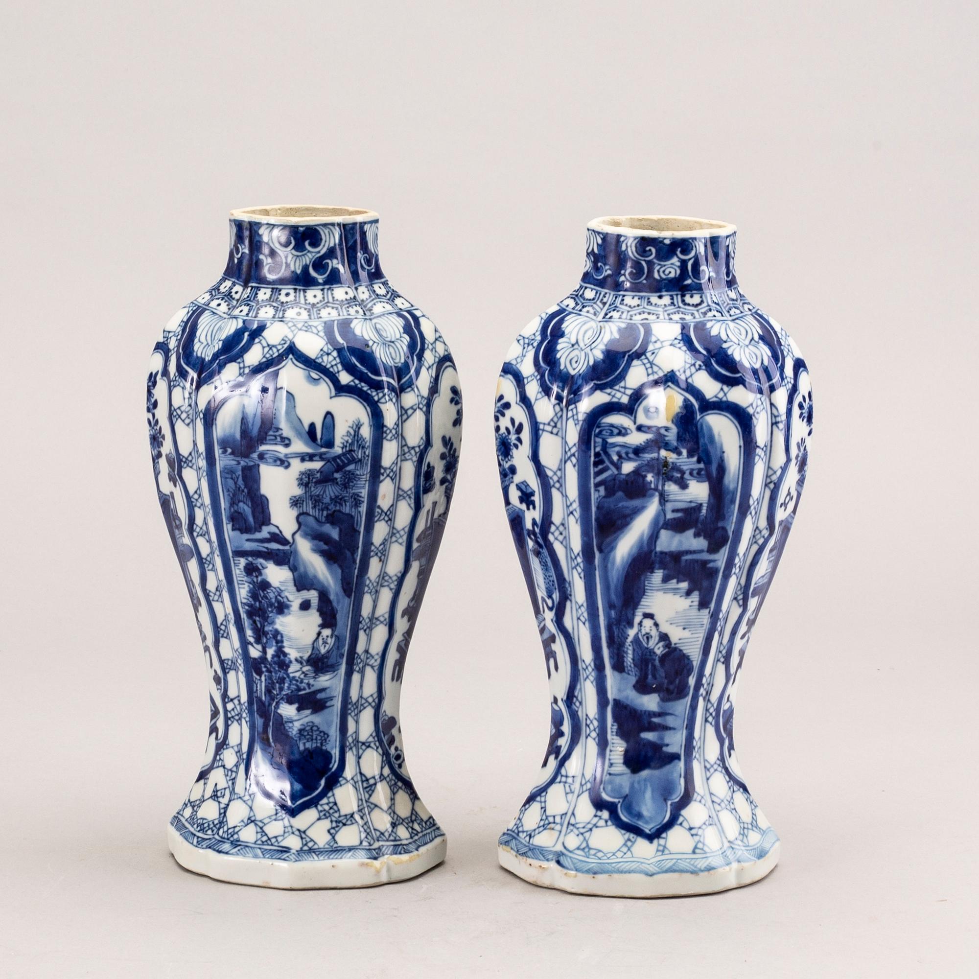 A pair of blue and white vases, Qing dynasty, Kangxi (1662-1722).