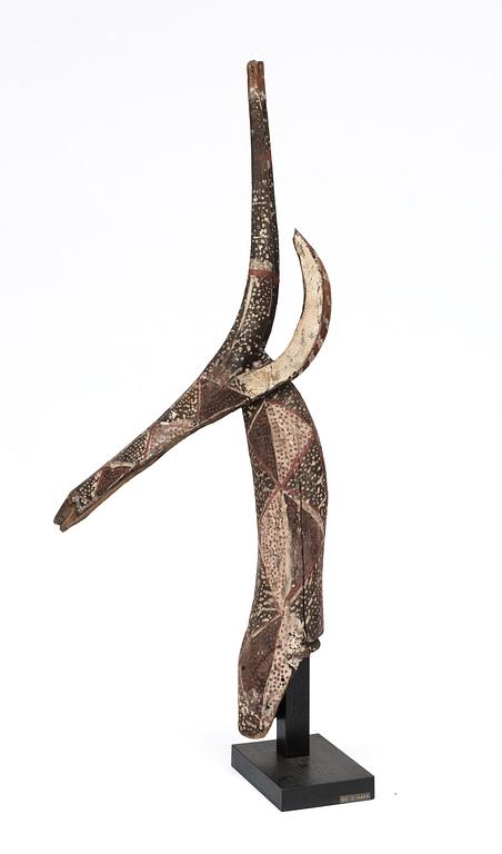 HUVUDPRYDNAD. Stiliserat giraffhuvud. Polykromt bemålat trä. Bobo-stammen. Nuvarande Burkina Faso, omkring 1940. Höjd 118,5 cm.