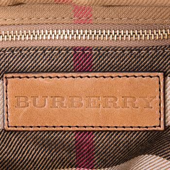 LAUKKU, Burberry.