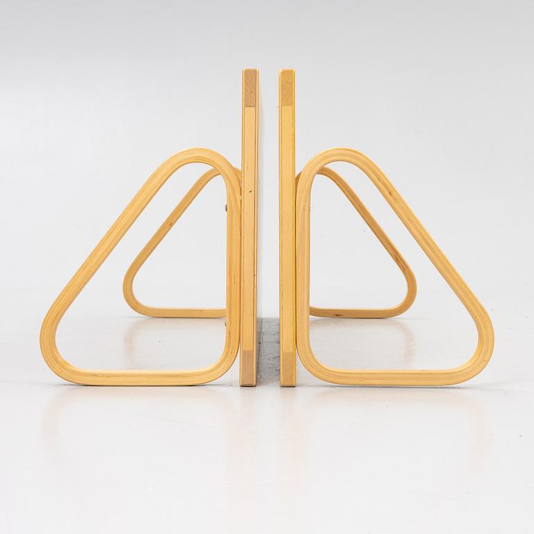 Alvar Aalto, vägghyllor, ett par, modell 112B, Artek, Finland, sent 1900-tal.