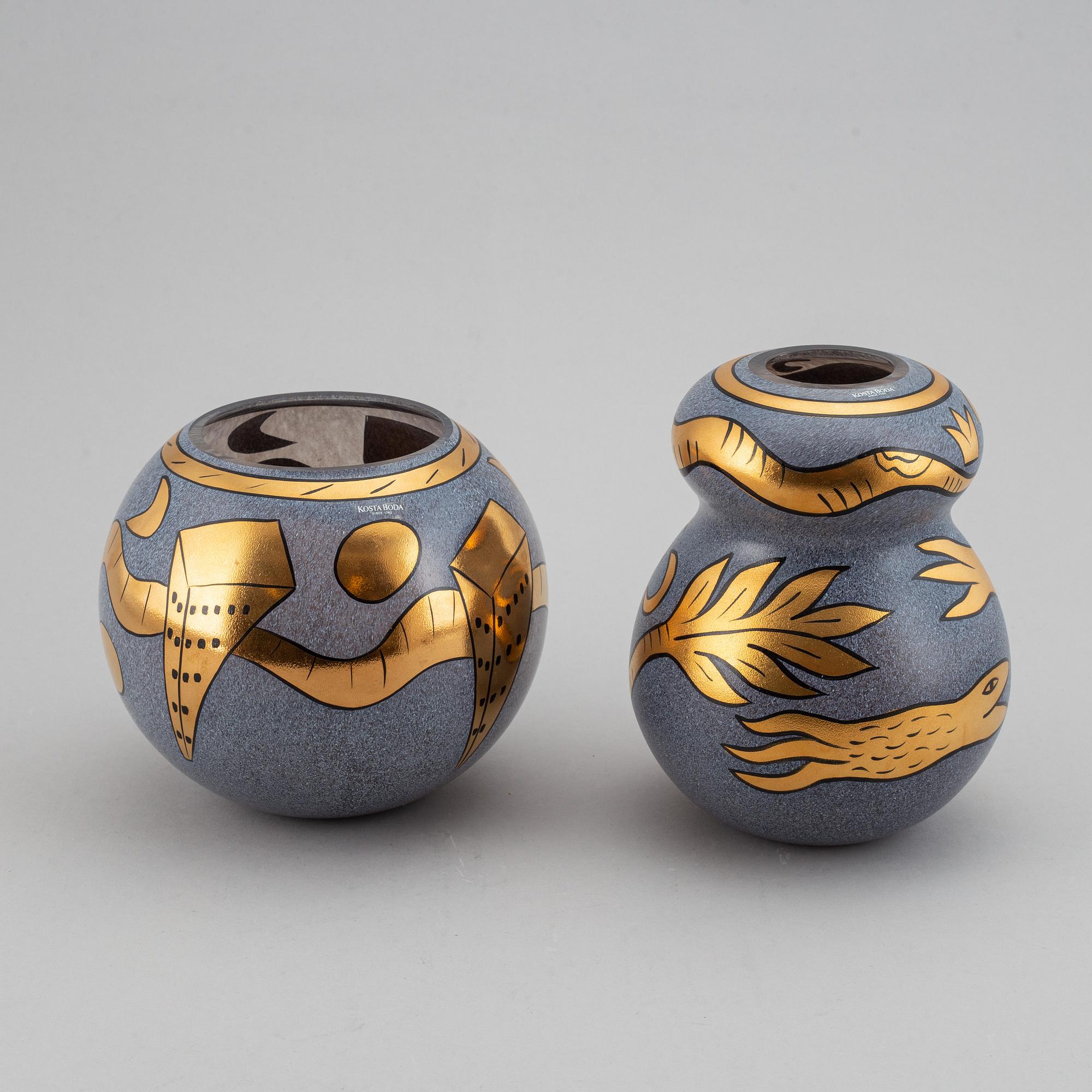 Ulrica Hydman-Vallien, two glass vases, Kosta Boda Artist Collection.