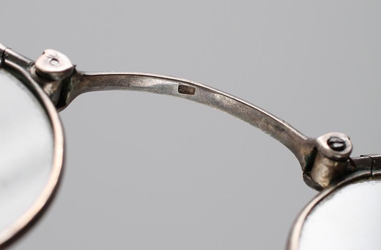 LORGNETTE MED KEDJA, silver, omkring år 1900.