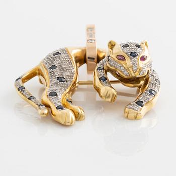 Brooch/pendant in the shape of a feline animal, gold with sapphires, rubies, and brilliant- and octagon-cut diamonds.
