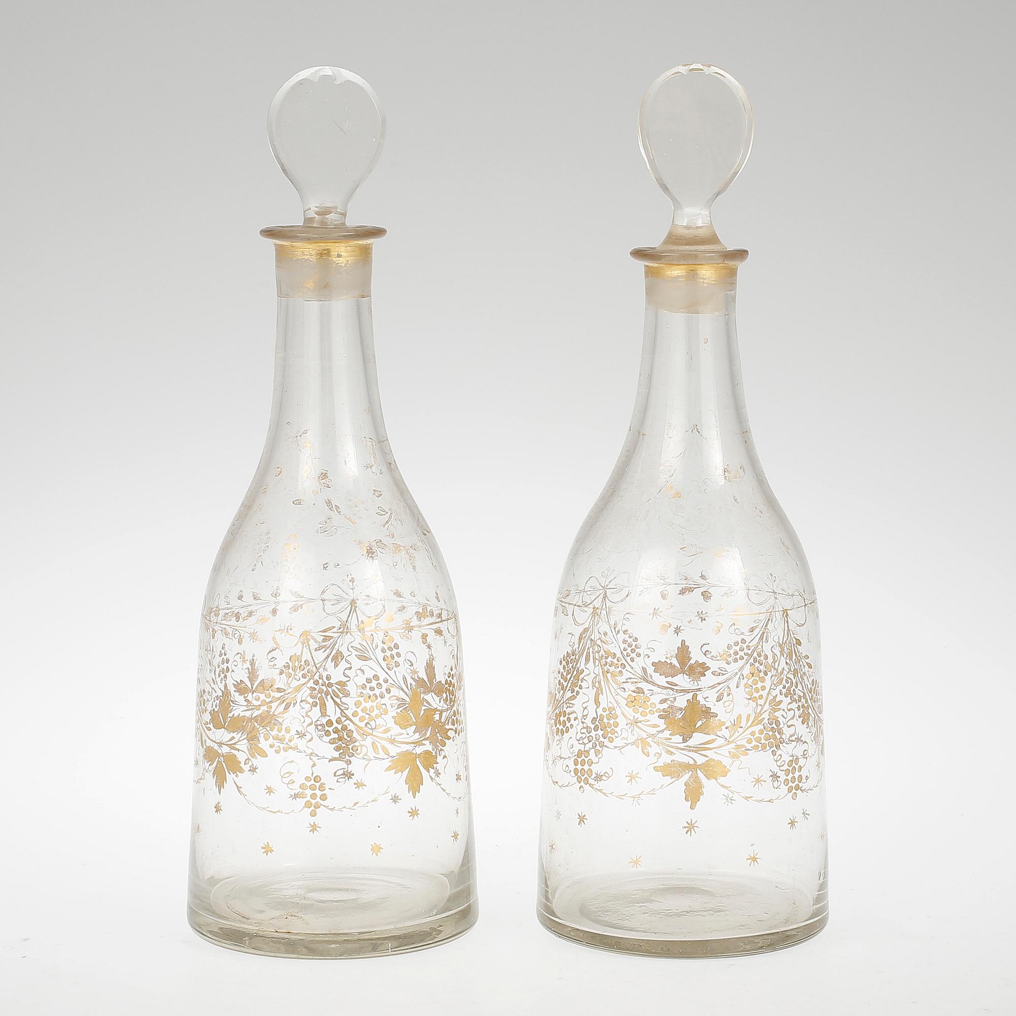 KARAFFER; ett par, glas, omkring 1800.