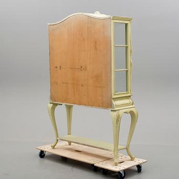 VITRINSKÅP, rokokostil, 1900-talets andra hälft.