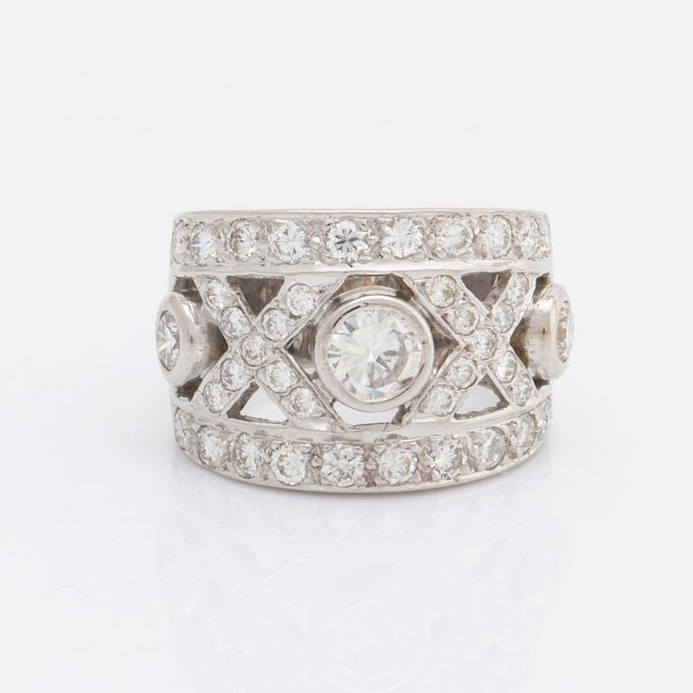 DIAMOND RING 18K whitegold with brilliant-cut diamonds approx 1,5 ct in total.