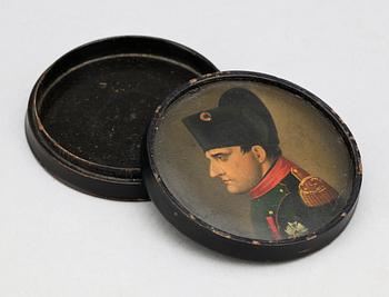 DOSA MED MINIATYRMÅLNING, trä, Frankrike, 1800-tal.