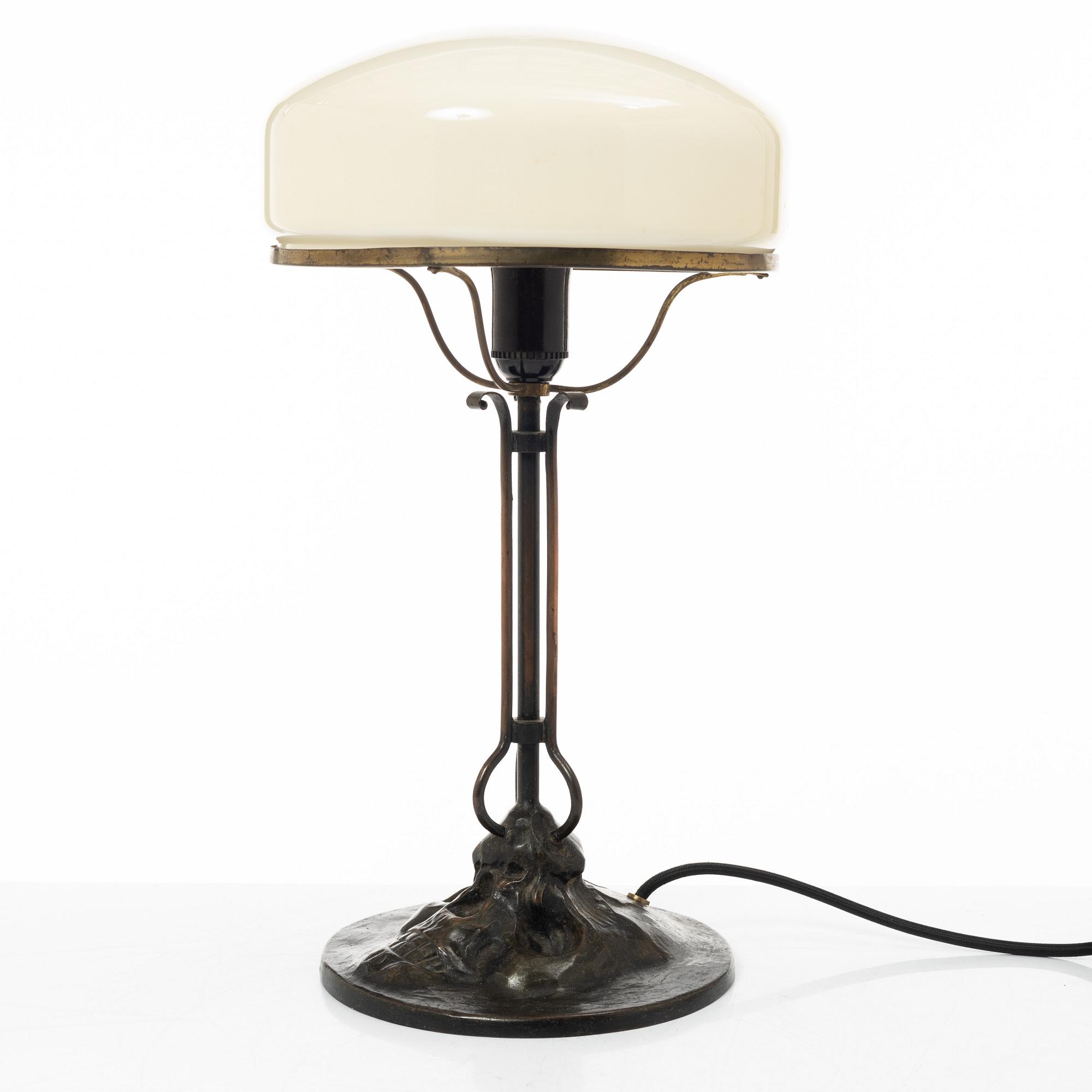 Evard Trulsson, bordslampa, brons med dekor av döskalle i foten, 1900-talets början.