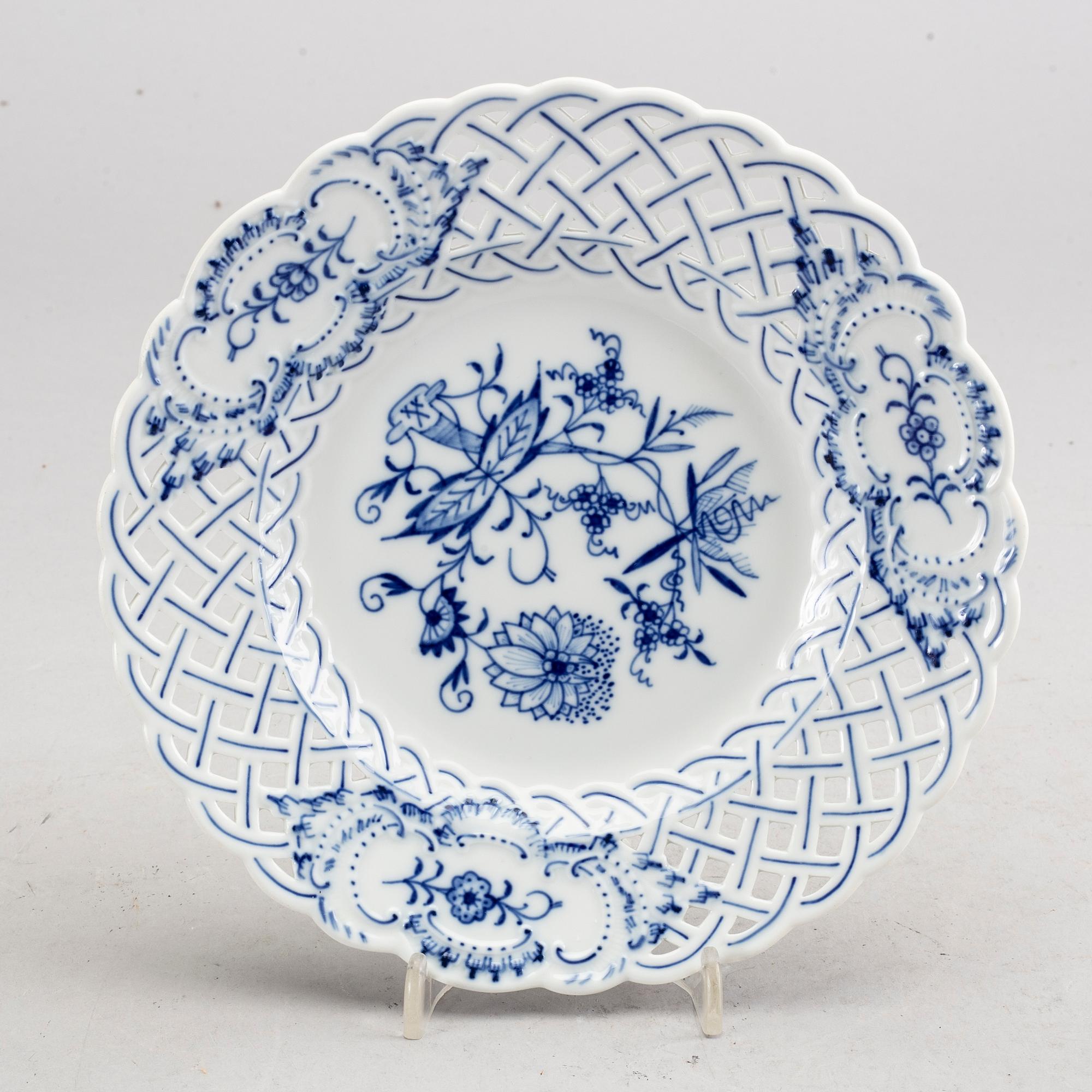 SERVISDELAR, 19 st, porslin, "Lökmönstret", Meissen, Tyskland,