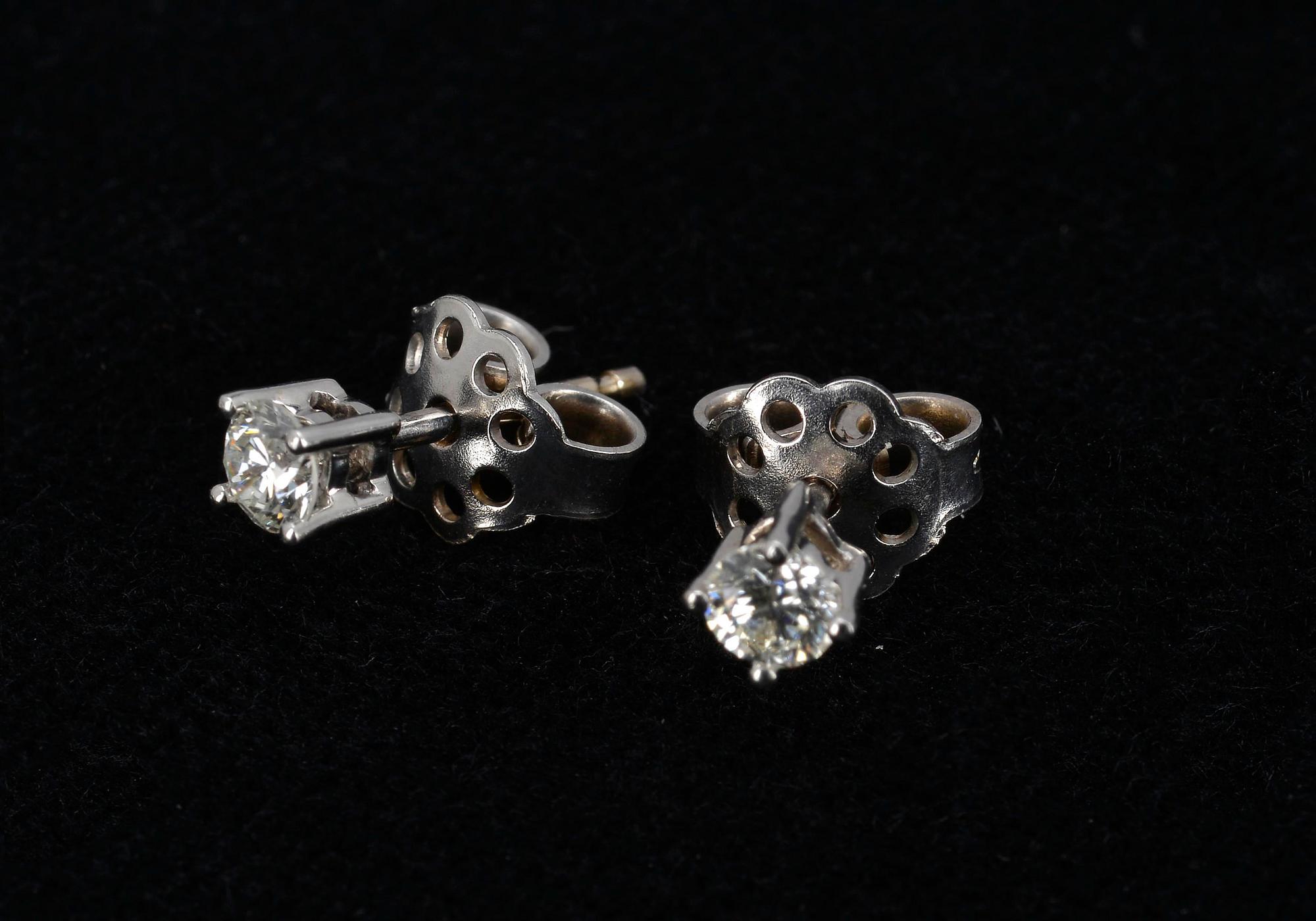 KORVAKORUT, valkokultaa 18K ja briljanttihiontaisia timantteja yht. 0,36 ct. J/VS-SI. Paino 1,4 g. Todistus.