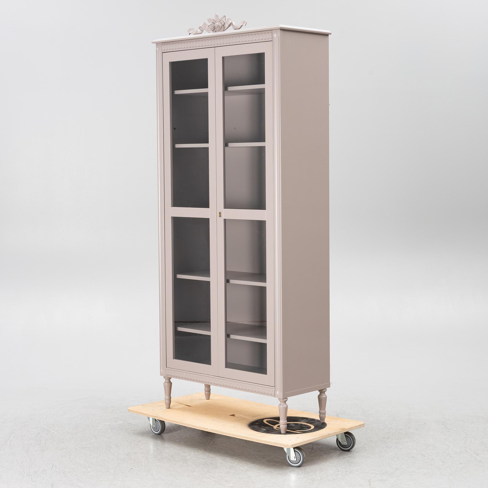 Vitrinskåp, gustaviansk stil, "Signum Gustavus", samtida.