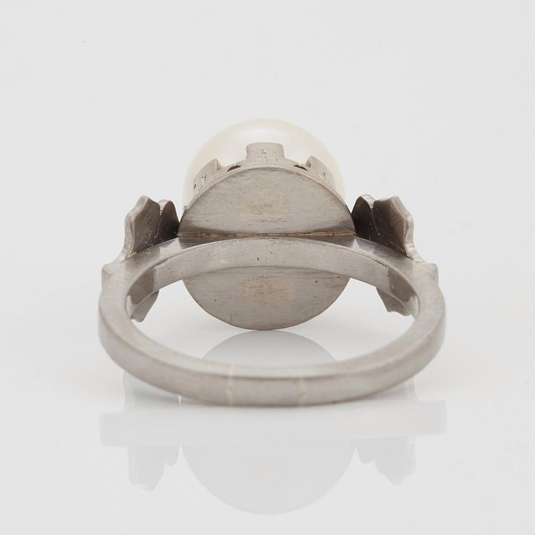 Wiwen Nilsson, ring, 18K vitguld med pärla, Lund 1958.