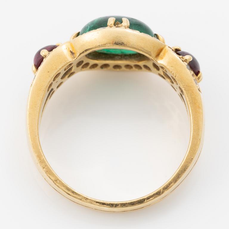 Ring, 18K guld med cabochonslipad smaragd och rubiner samt briljantslipade diamanter.