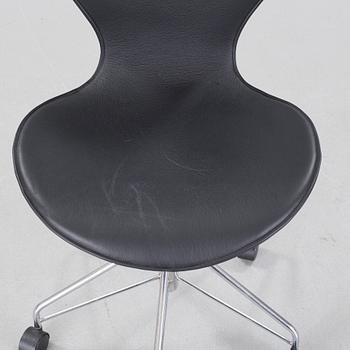 A desk chair by Arne Jacobsen for Fritz Hansen, model "Sjuan", 1992.