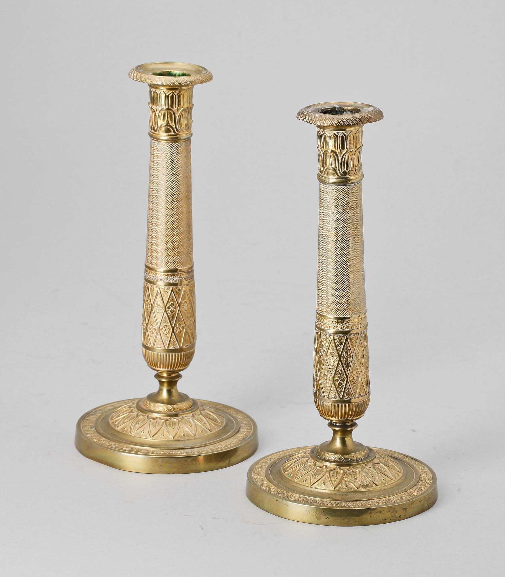 LJUSSTAKAR, ett par, förgylld brons, senempire, Frankrike, 1800-talets första hälft.