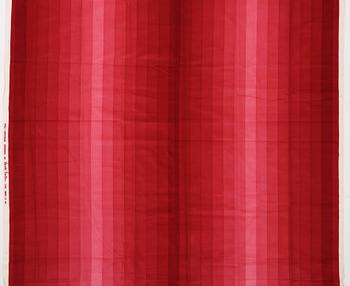 Verner Panton, GARDINLÄNGD, TYG OCH PROVBITAR, 6 ST. Bomullsvelour. Olika mörk- till ljusröda nyanser och mönster. Verner Panton.