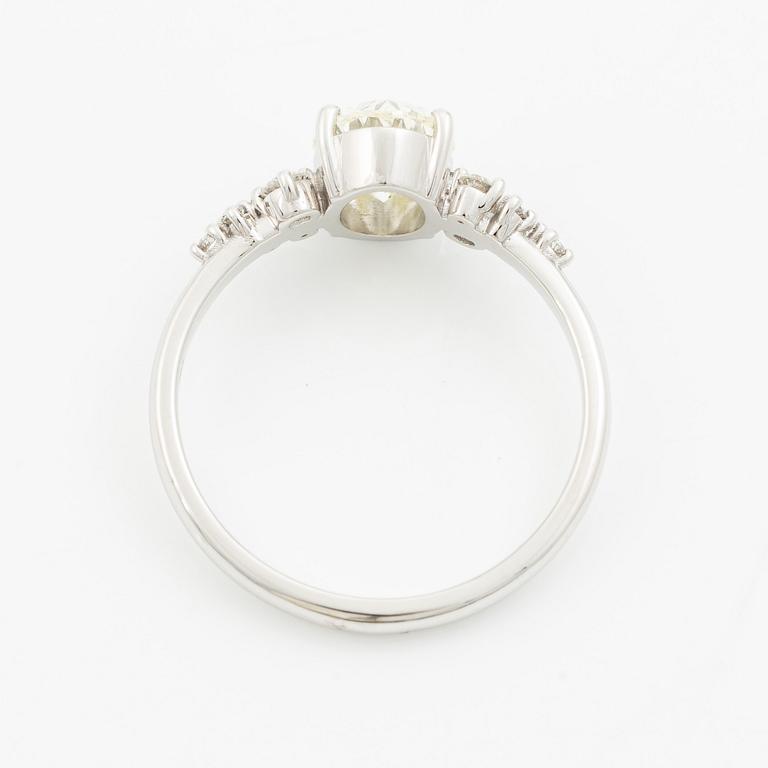 Ring 18K white gold with an oval brilliant-cut diamond 1.29 ct, accompanied by GIA report.