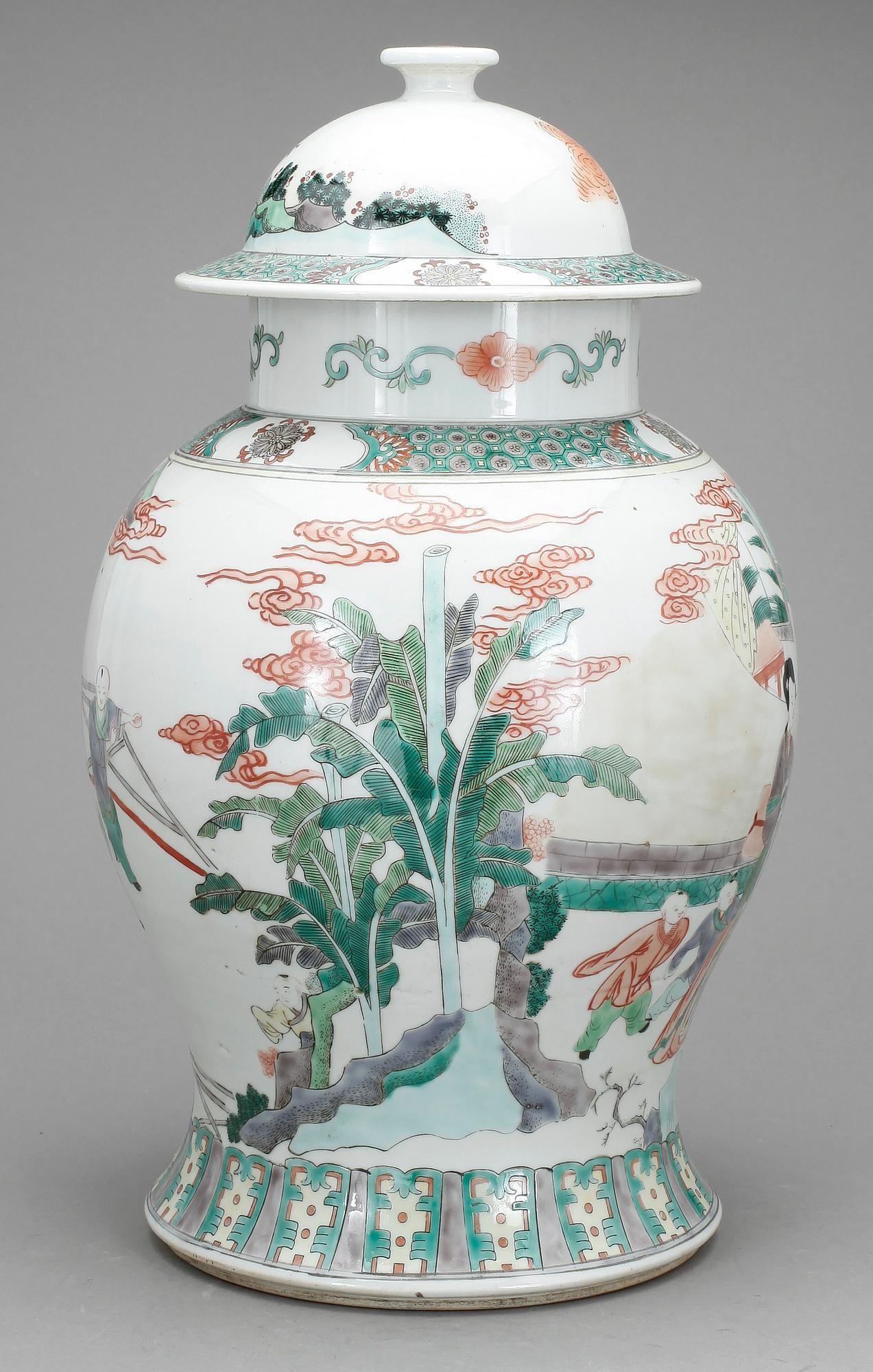 URNA MED LOCK, porslin, Kina, 1900-talet första del.