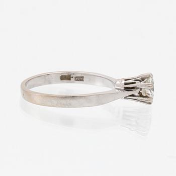 Ring solitär 18K vitguld med en rund briljantslipad diamant.