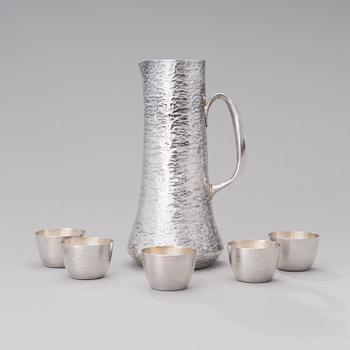 A silver pitcher and six beakers signed TW. Silver 925/830. Kultakeskus, Hämeenlinna, 1972/79.