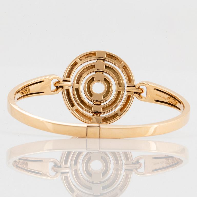 A Bulgari "Astrale" bracelet in 18K gold.