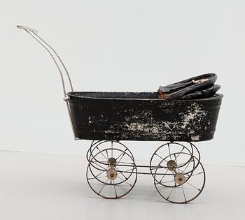 DOCKVAGN, svärtad plåt och metall, sekelskiftet 1900.