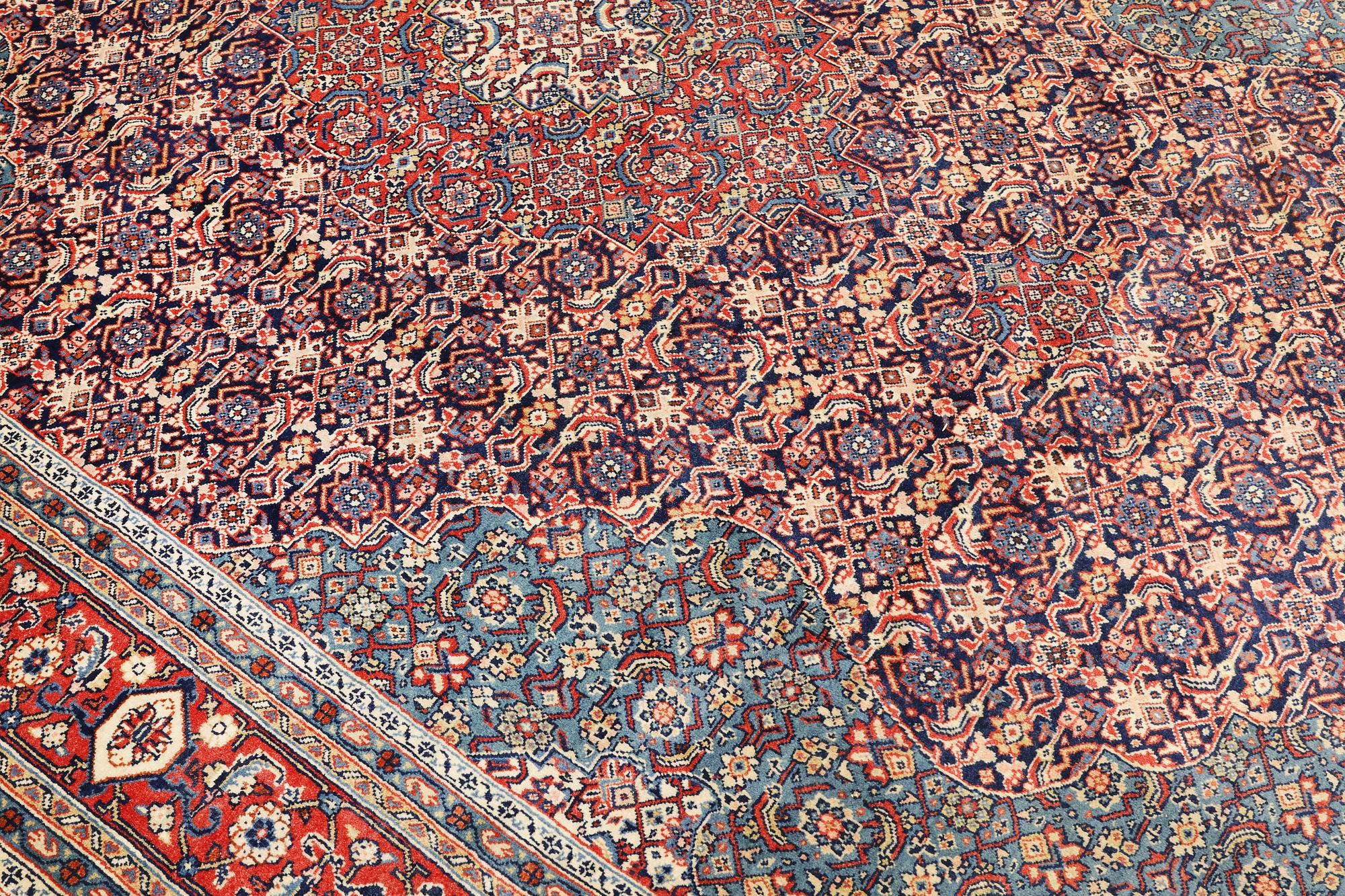 A Sarouk carpet, c. 304 x 218 cm.