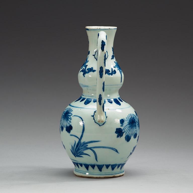 A blue and white ewer, Ming dynasty (1368-1644).