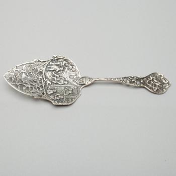 SKÅLAR, 2 st, samt KAKSPADE, silver, diverse stämplar, bl. a. Hopeavalu. 1900-talets senare hälft. Vikt tot. 392,2 g.