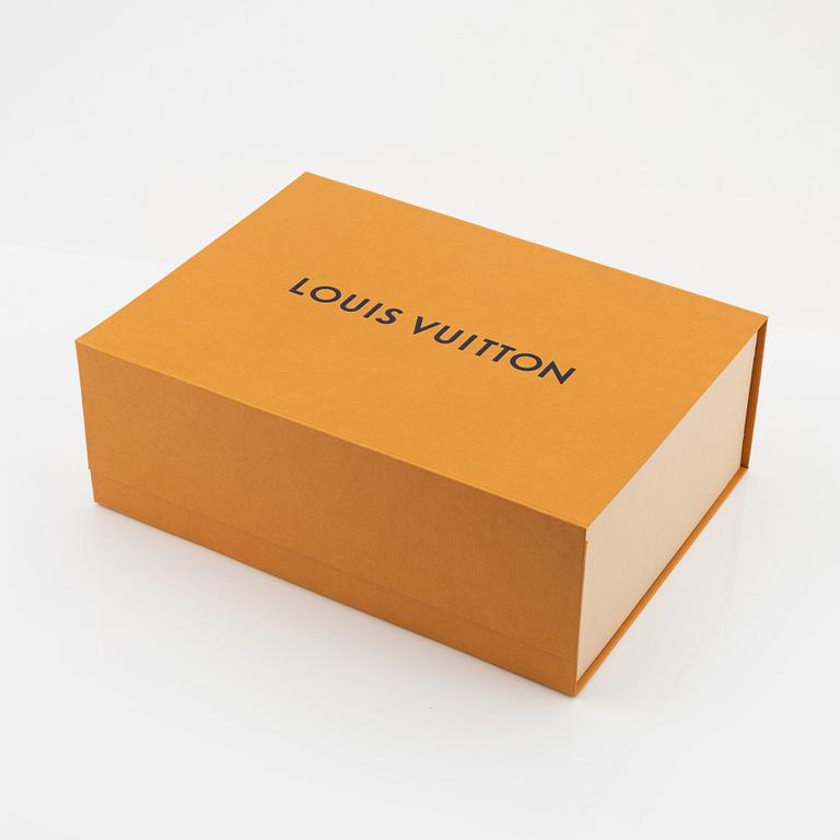 Louis Vuitton, a "Etui Lunette Nilocitus brillant emeraude" bag.