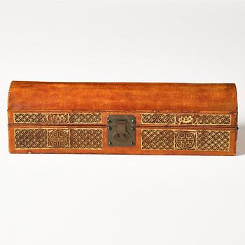 Kistor, två stycken, läderklädda, lackerade, sen Qingdynasti.