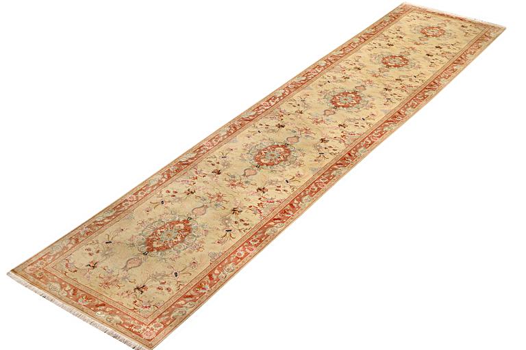 A Tabriz carpet, part silk, 50 raj, a. 508 x 85 cm.
