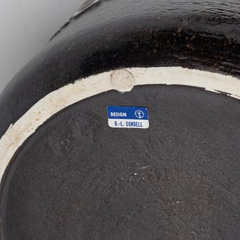 Britt-Louise Sundell, vas samt två fat, stengods, Gustavsberg, 1960/70-tal.