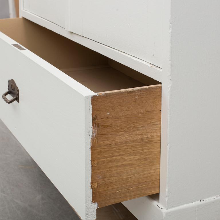An early 20th century cabinet.