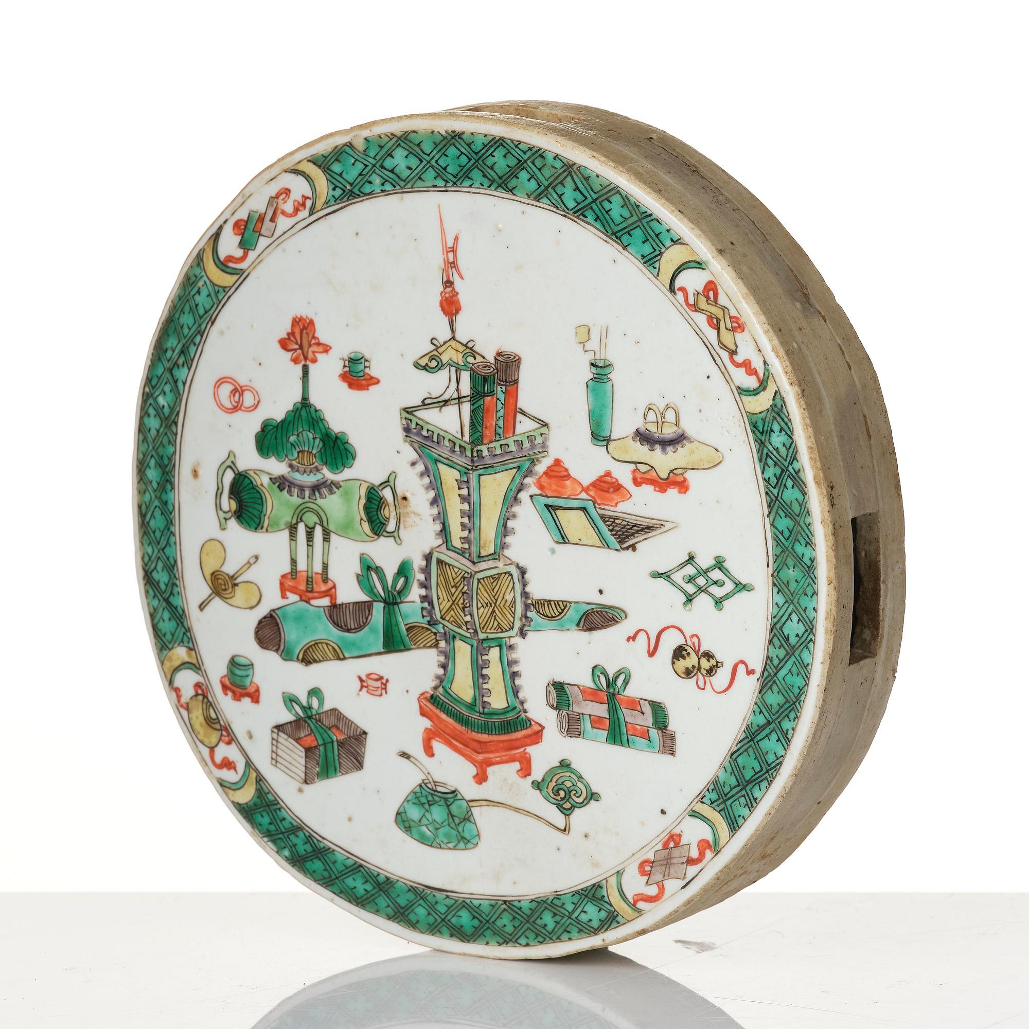 A famille verte 'figural' herb brick, Qing dynasty, Kangxi (1662-1722).
