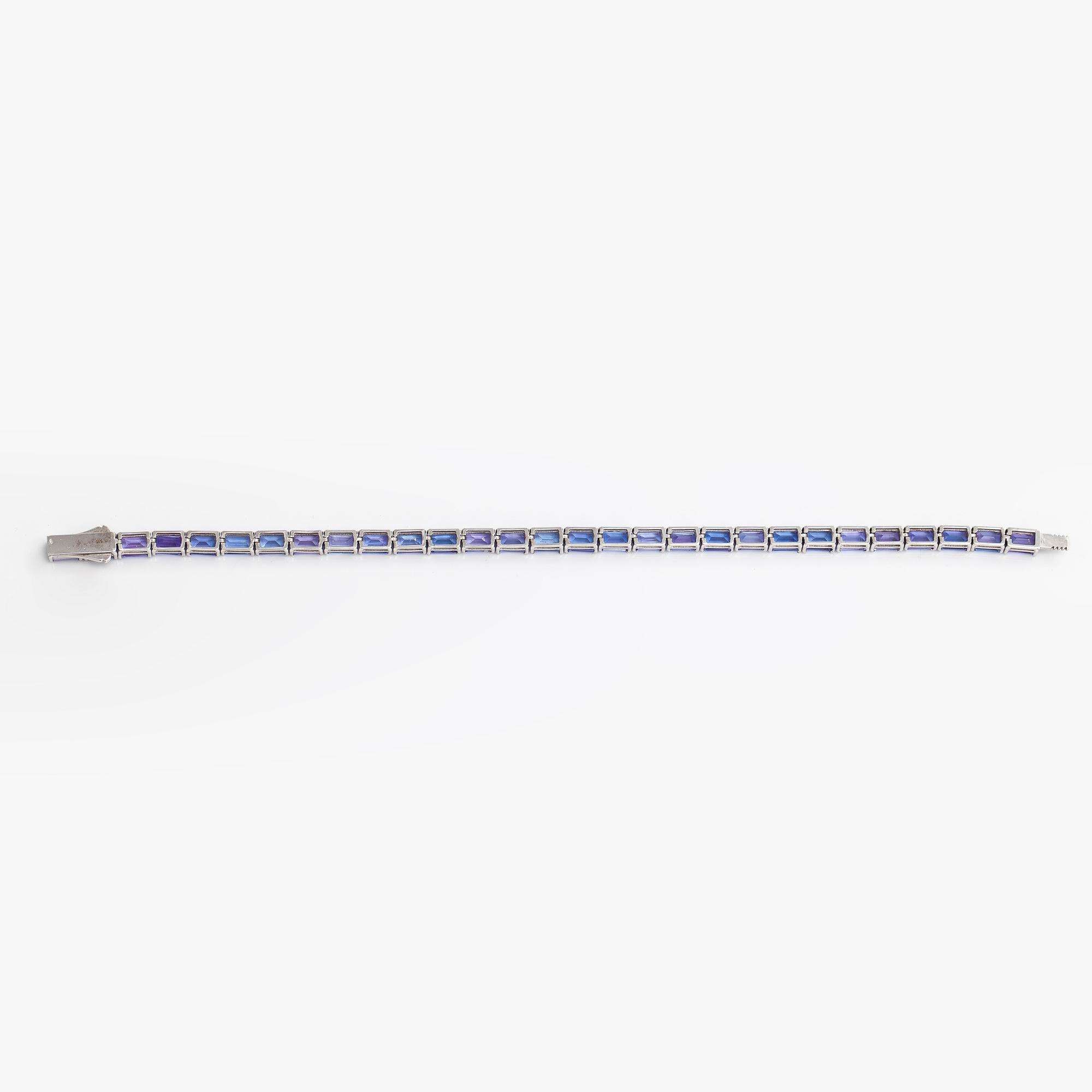 A 14K white gold bracelet with tanzanites. With Gemological center certificate.